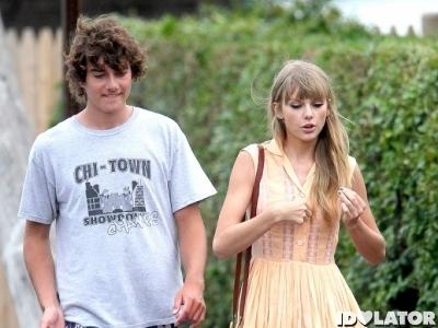 Taylor Swift PD Kenalkan Pacar Ke Keluarga