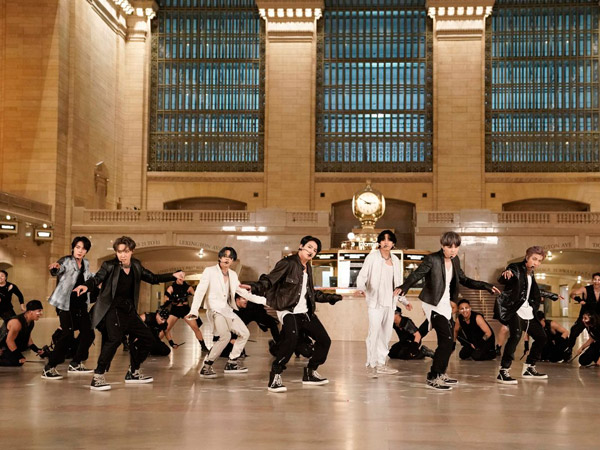 BTS Tampil Spektakuler Bawakan Lagu 'ON' Pertama Kalinya di Grand Central Terminal