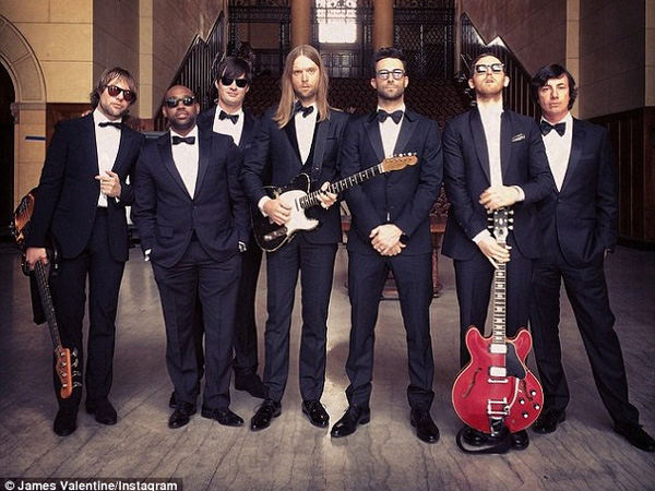 Wah, Maroon 5 Datangi Pesta Pernikahan Sungguhan dan Beri Kejutan di MV ‘Sugar’!