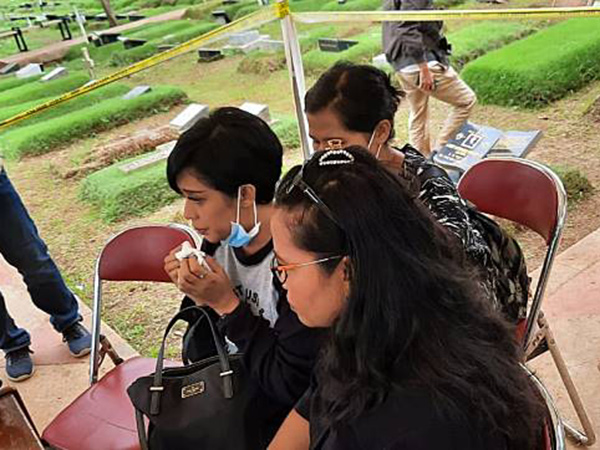 Makam Anak Karen Idol Akhirnya Dibongkar untuk Autopsi