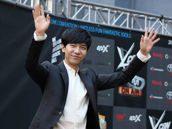 Bungkukkan Badan Pada Fans di Kursi Roda, Lee Seung Gi Tuai Banyak Pujian