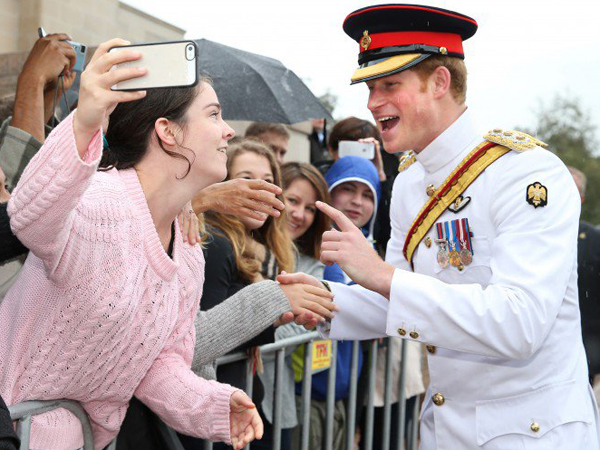 Nolak Diajak Selfie, Pangeran Harry: "Selfie Itu Buruk"