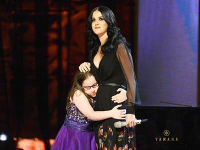 Duet ‘Fireworks’ dengan Anak Penderita Autis, Katy Perry Terharu
