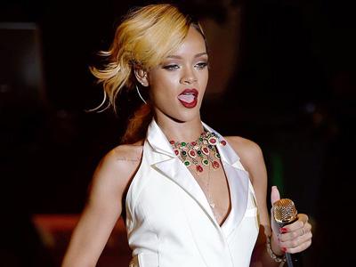 Wah, Rihanna Dilempari Keripik Kentang oleh Penggemarnya Sendiri!