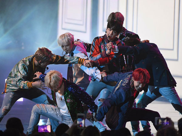 Penampilan BTS Sukses Pecahkan Panggung American Music Awards 2017