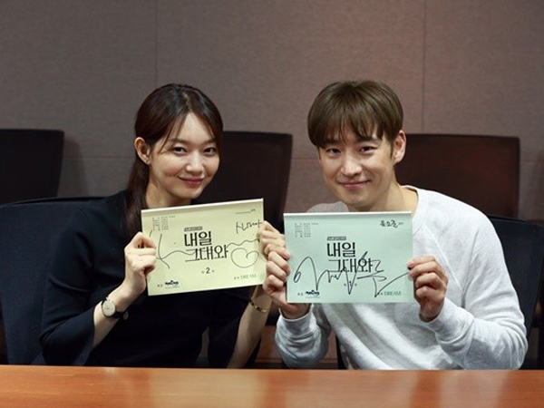 Jadi 'Suami-Istri', Shin Min Ah dan Lee Jae Hoon Serius di Diskusi Naskah ‘Tomorrow With You'