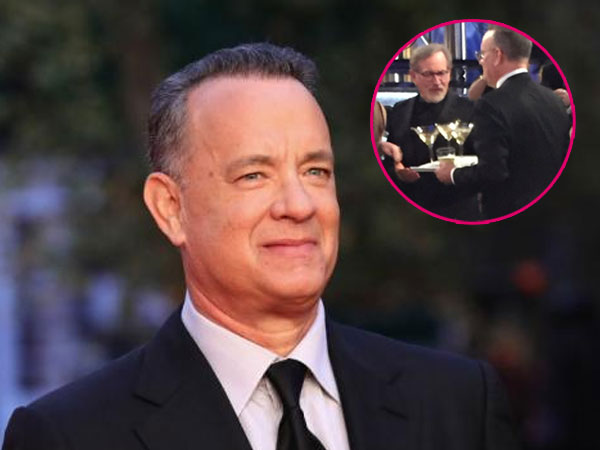 Gaya Tom Hanks Saat 'Sibuk' Jadi Pelayan di Golden Globes 2018