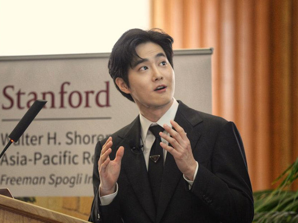 Suho EXO Isi Seminar di Kampus Stanford Bahas Pengaruh Hallyu Wave di Dunia