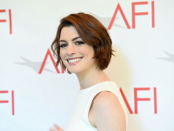 Perut Terlihat Membuncit, Anne Hathaway Hamil Anak Pertama!