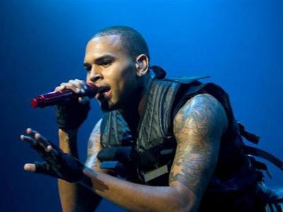 Chris Brown Undur Perilisan Album