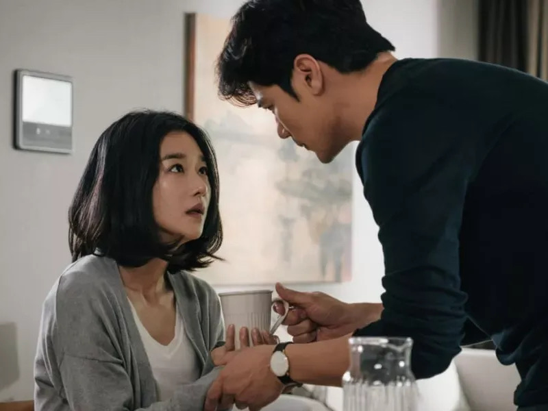 Seo Ye Ji Penuh Ketakutan dan Curiga Sang Suami Pembunuh di Film Recalled