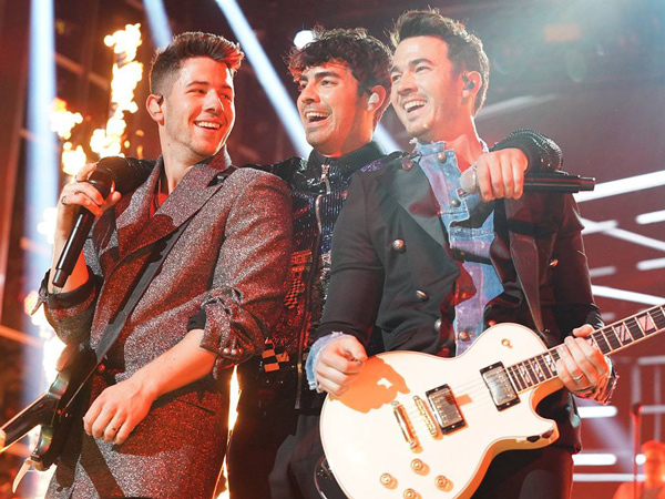 Jonas Brothers Siap Rilis Film Dokumenter 'Chasing Happiness'