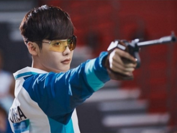 Pasang Wajah Serius Saat Menembak, Kerennya Lee Jong Suk di Potongan Gambar Drama ‘W’