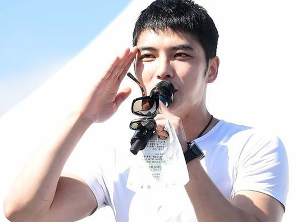 Lucunya, Antusias Para 'Fanboy' Ini Nikmati Penampilan Jaejoong Di Acara Militer