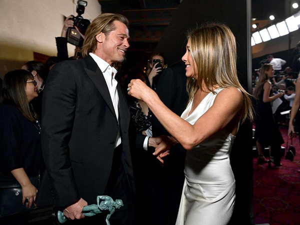 Tunjukkan Keakraban, Brad Pitt Peluk Jennifer Aniston di SAG Awards