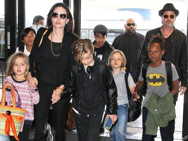 Liburan Ke Perancis, Angelina Jolie-Brad Pitt Ajak 6 Anaknya Naik Pesawat Kelas Ekonomi