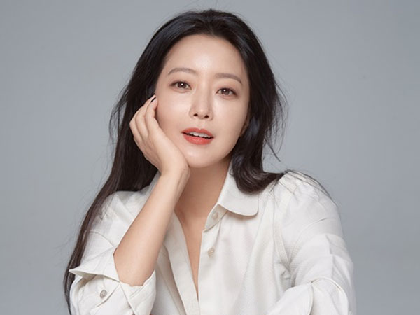 Kata Kim Hee Sun yang Sering Adu Akting dengan Aktor Lebih Muda