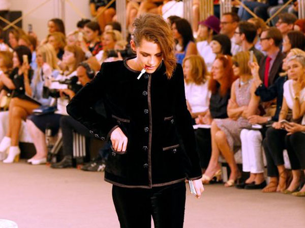 Tampil ‘Berantakan’ di Paris Fashion Week, Kristen Stewart Dikritik!