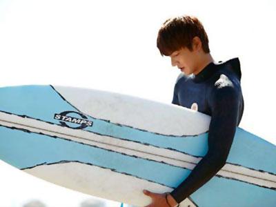 Lee Min Ho Tantang Ombak Pantai Malibu Untuk 'The Heirs'