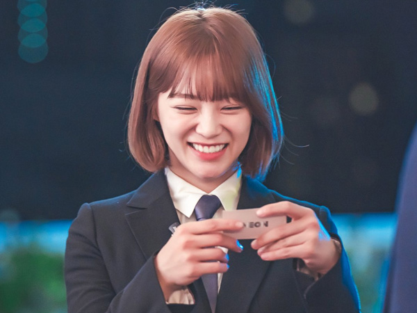 Kim Sejeong Tampilkan Aura Positif Sebagai Pegawai Webtoon di Drama Today’s Webtoon