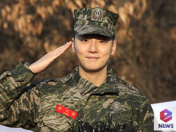 Resmi Selesaikan Wajib Militer, Yoon Shi Yoon Disambut Hangat Oleh Para Fans!