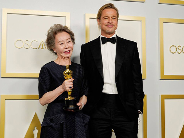 Terima Piala Oscar, Youn Yuh Jung Goda Brad Pitt dan Sanjung Sesama Nominasi