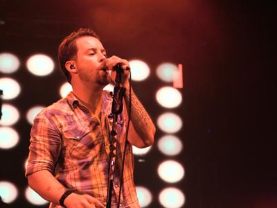 David Cook Duet dengan Regina Idol di Konsernya