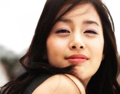 Kim Tae Hee Kirim Hadiah untuk Penderita Leukimia