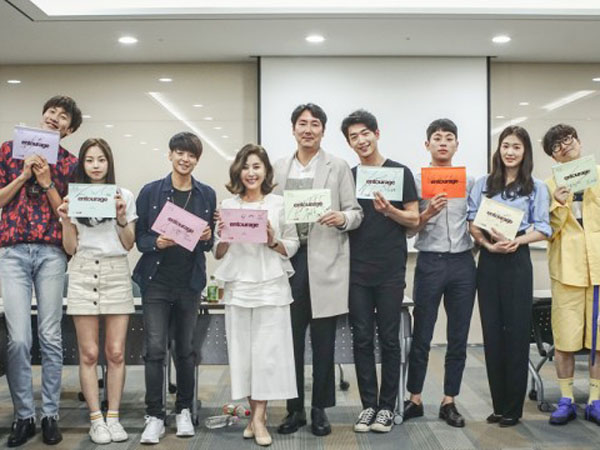 Lee Kwang Soo Hingga Amber f(x), Bintang Drama 'Entourage' Terlihat Hadiri Sesi Baca Skrip