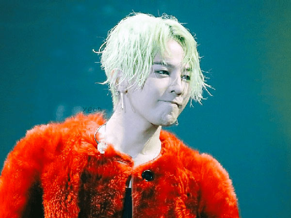 Seorang Fans Bikin Heboh Nekat Naik ke Panggung Konser G-Dragon
