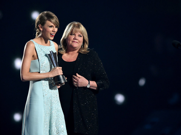 Intip Momen Mengharukan Taylor Swift dan Ibunya di ACM Awards 2015