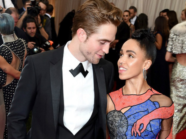 Bela Sang Pacar, Robert Pattinson Sebut Haters FKA Twigs 'Setan di Kegelapan'