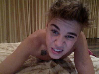 Wah Justin Sapa Penggemar dengan Foto Topless