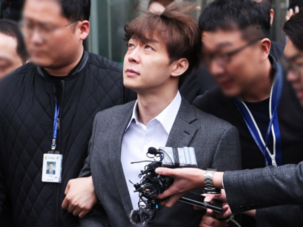 Foto-foto Park Yoochun Digiring ke Kantor Polisi dengan Tangan Diborgol
