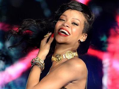 Lagi, Rihanna Terlambat Hampir 5 Jam Datang ke Konser Amal!