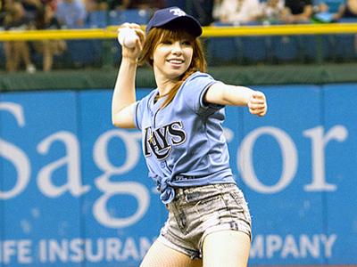 First Pitch Carly Rae Jepsen Gagal Total?