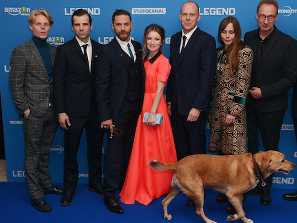 Hadir Di Premiere Film ‘Legend‘, Tom Hardy Bawa Seekor Anjing Sebagai Pasangan Red Carpet
