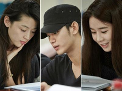 Kim Soo Hyun & Jun Ji Hyun Konsentrasi Di Pembacaan Skrip 'My Lover From the Star'