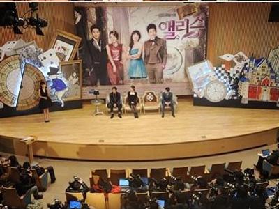 Lokasi Konferensi Pers Drama Cheongdamdong Alice Gunakan Design Ala Alice in Wonderland
