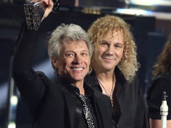 Keyboardis Positif Corona, Jon Bon Jovi Ajak Fans Tulis Lagu Sambil Isolasi Diri