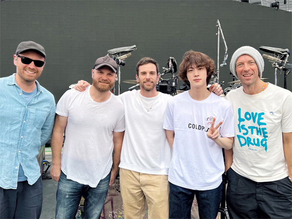Debut Stage di Konser Coldplay, Kedatangan Jin BTS di Argentina Jadi Sorotan