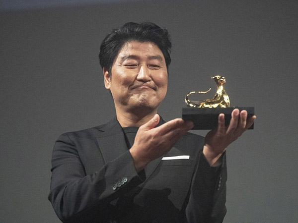 Berkat Film Parasite, Song Kang Ho Jadi Aktor Asia Pertama Raih Penghargaan Bergengsi Ini