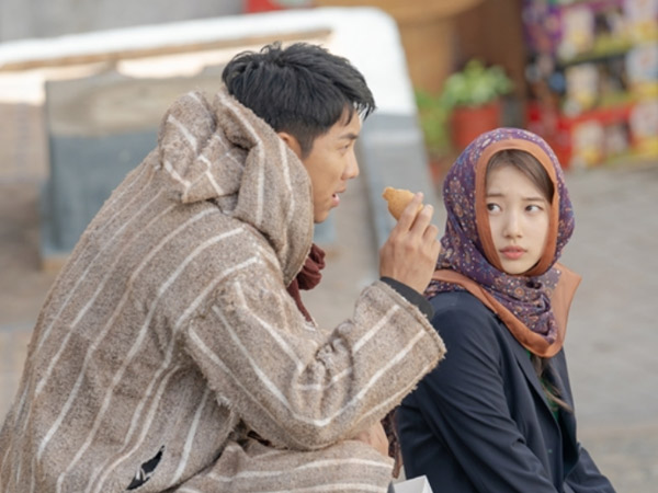 Suzy Pakai Pashmina Bermotif di Drama Vagabond Kembali Jadi Sorotan