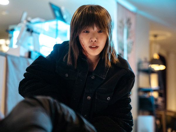 Kim Go Eun Berubah Drastis Jadi Penjahat Misterius di 'The King: Eternal Monarch'