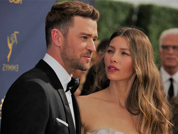 Diterpa Isu Selingkuh, Justin Timberlake Ketahuan Pegang Tangan Wanita Lain di Bawah Meja