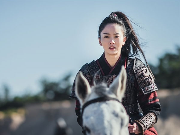 Penampilan Tangguh Kim So Hyun di Medan Perang dalam Drama 'River Where the Moon Rises'
