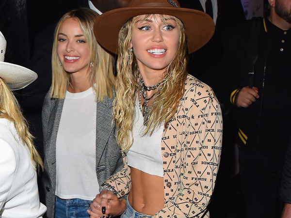 Miley Cyrus dan Kaitlynn Carter Akhirnya Tinggal Serumah