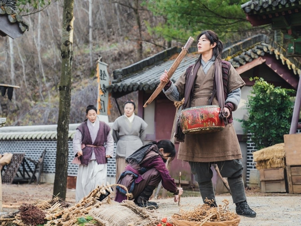 Ji Soo dan Kim So Hyun Buat Rencana Aneh Dalam Drama ‘River Where the Moon Rises’