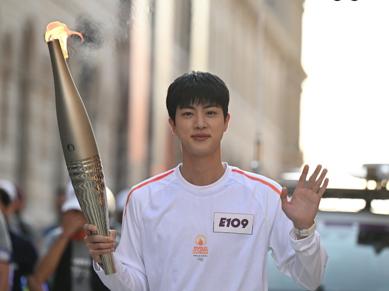 Jin BTS Bersinar di Estafet Obor Olimpiade Paris 2024, Ungkap Dukungan untuk Atlet Korea