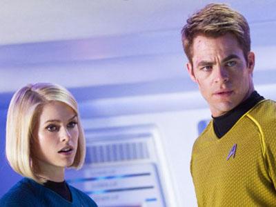 Adegan 'Buka-bukaan' di Star Trek Into Darkness Tuai Kritik